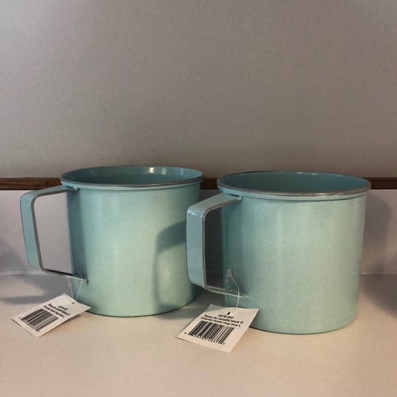 2 matching mugs